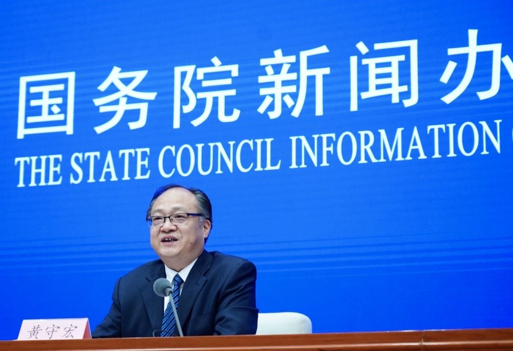 5月22日，國務院新聞辦邀請政府工作報告起草組負責人、國務院研究室主任黃守宏解讀政府工作報告有關情況。新華社記者　陳建力　攝
