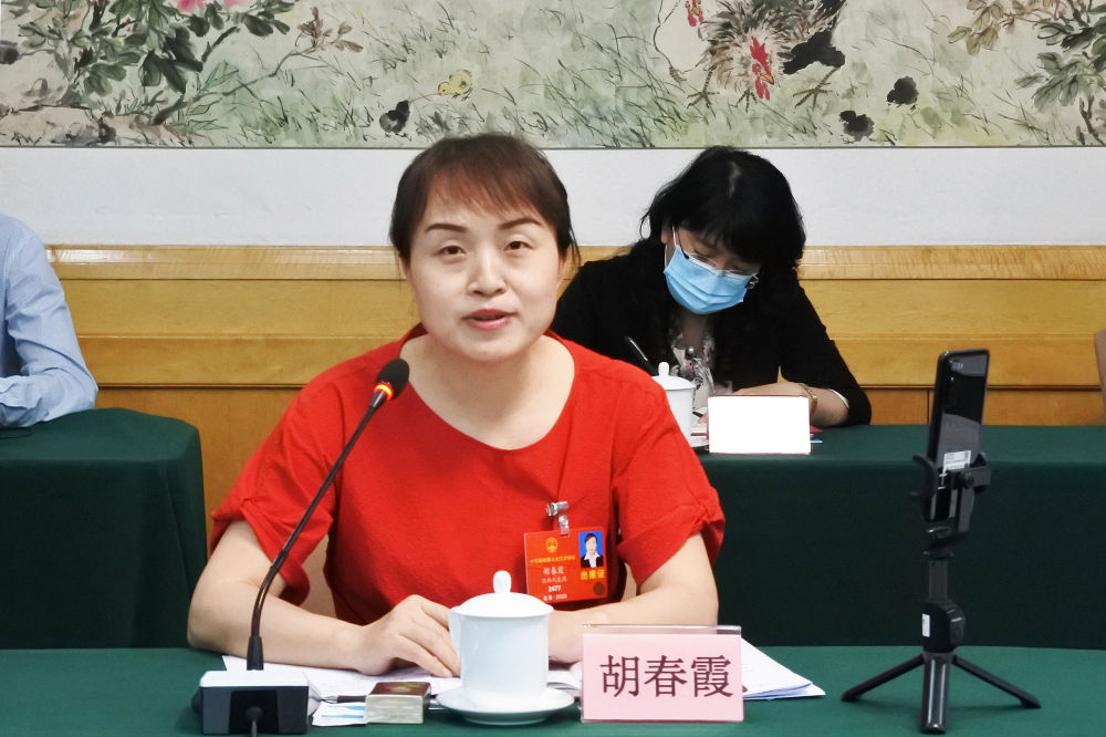 5月23日，全國人大代表胡春霞在參加分組審議政府工作報告時發(fā)言。新華社記者　吳雨　攝